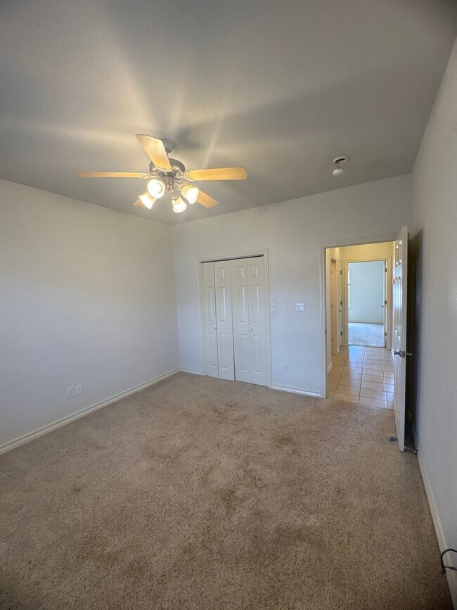 Building Photo - 3 Bed 2 Bath Home Available 10/13