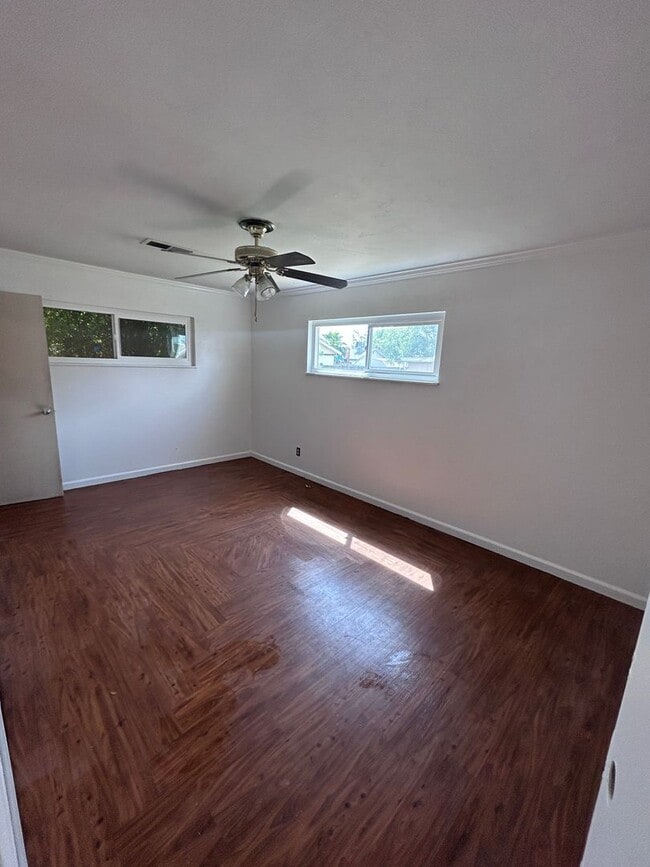 Building Photo - Move in Ready in North Hanford Central air/heat, lawn service included