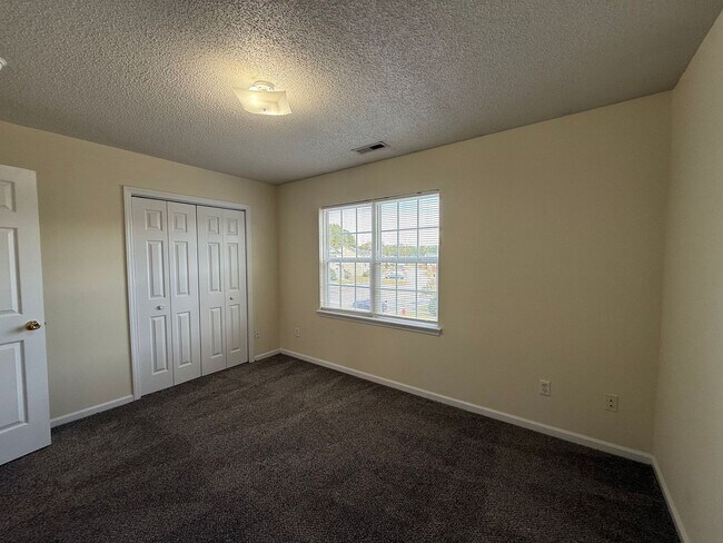 Building Photo - 2 bedroom, 2.5 Bath Townhouse