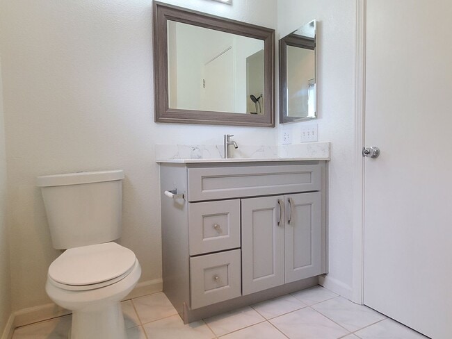 Building Photo - Spacious Remodeled Top Floor Condo, A/C, W...