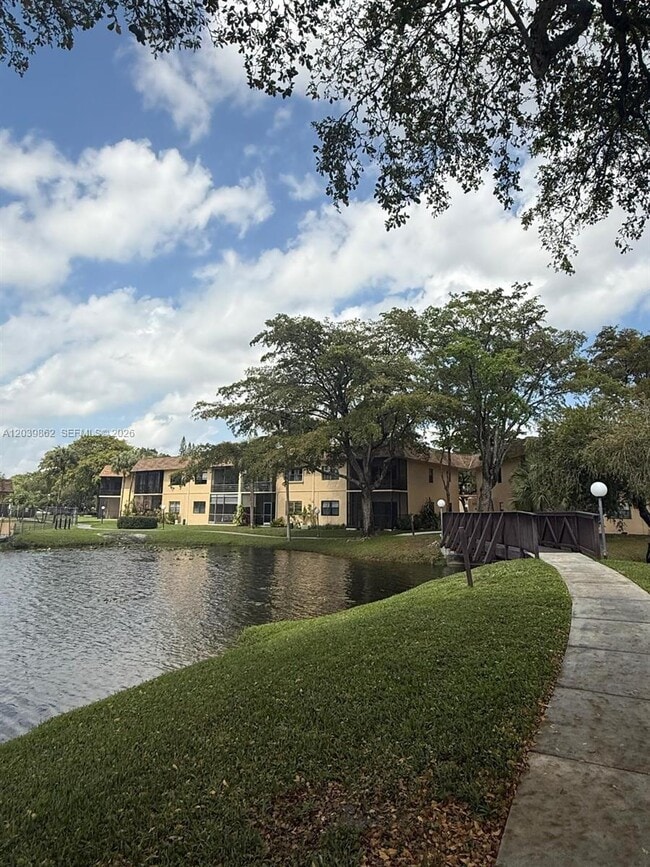 Building Photo - 2 Briarwood Cir