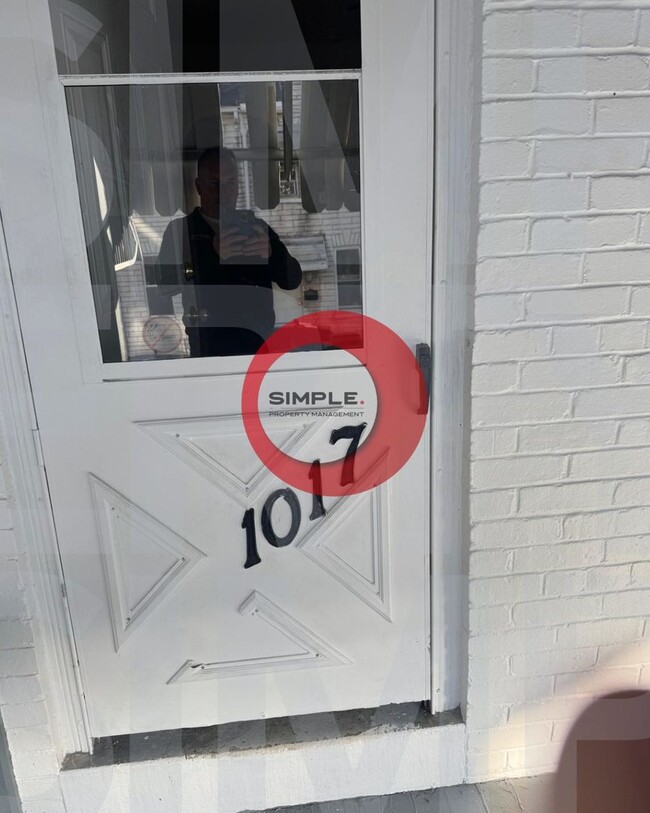 Building Photo - Great Location