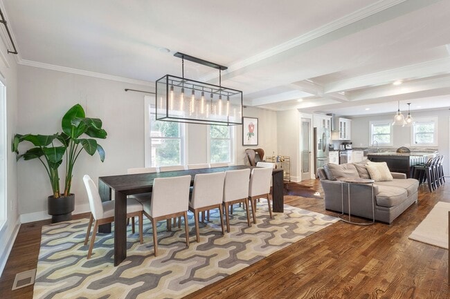 Building Photo - Gorgeous 4/3.5 w/ Bedroom on Main & Large,...