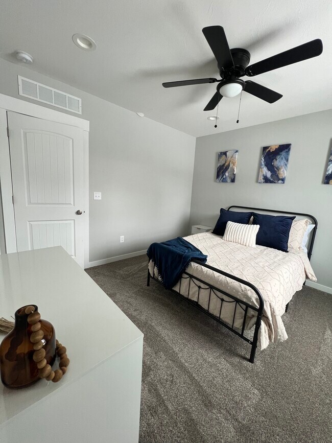 Building Photo - 418 W 18th St