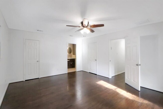 Building Photo - 5602 Sylmar Rd