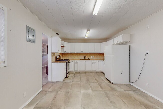 Building Photo - NE 2/BD 1/BA 1/CG HOME