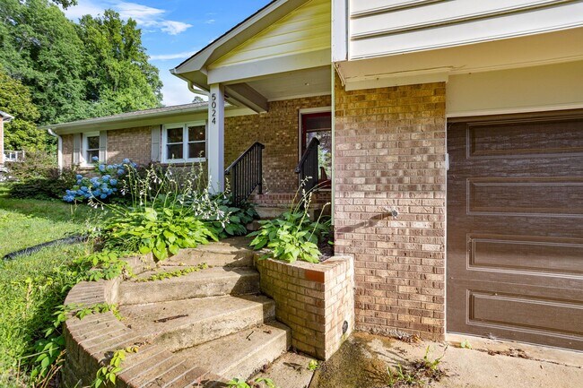 Building Photo - Spacious 4-Bedroom Home with Fenced Yard in Hampton Woods