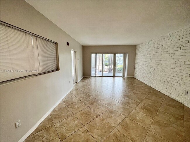 Building Photo - 946 Bay Dr