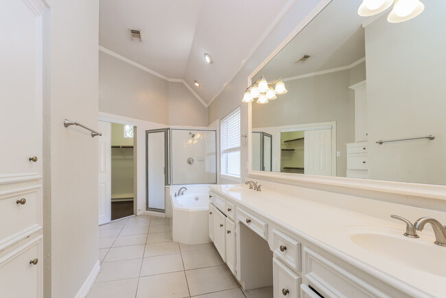 Building Photo - 5623 Evergreen Valley Dr