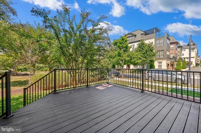 Building Photo - 448 Salk Cir