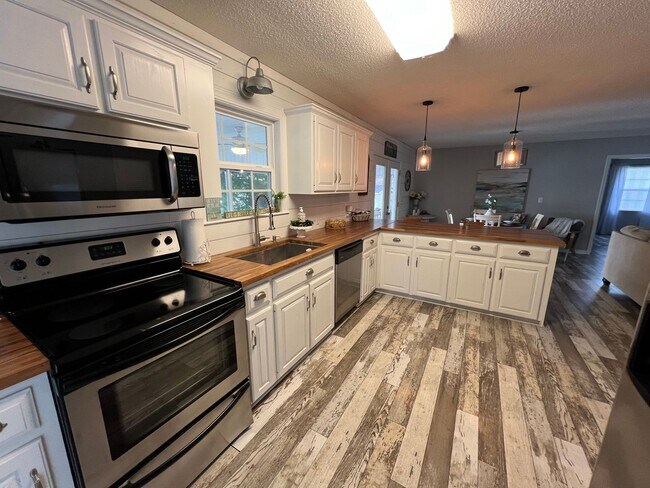 Building Photo - Slice of Paradise: 3-Bedroom, 2-Bathroom Fully Furnished Waterfront Rental