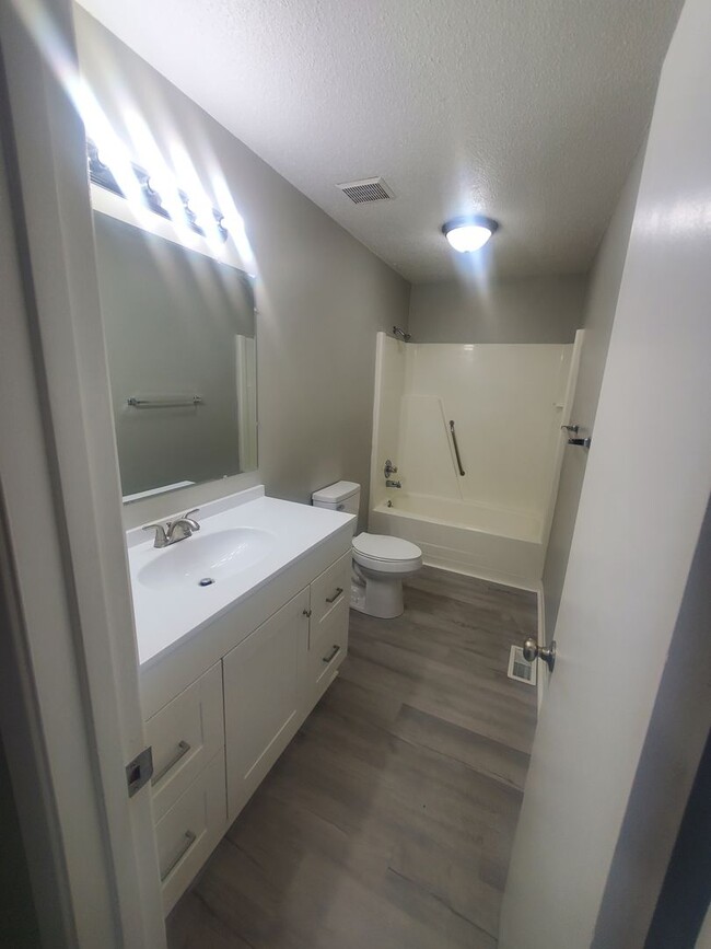 Building Photo - Beautifully Updated 2-Bedroom Townhome with Washer/Dryer Hookups!