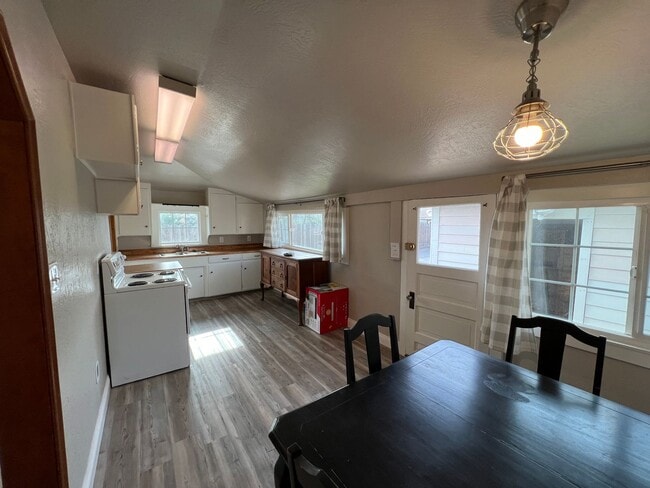 Building Photo - Nostalgic 3-bedroom Farmhouse in Hughson!