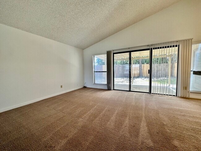 Building Photo - Charming 2 bedroom 2 bathroom home located in south Sacramento!