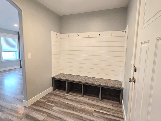 Building Photo - Gorgeous 6 Bedroom, 3 Bathroom Home in Mountain Bend in Ammon - By Real Property Management