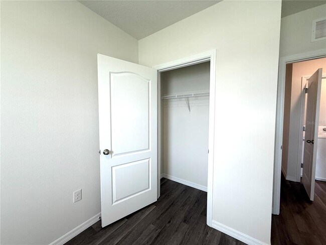 Building Photo - 1213 BALSAM Dr