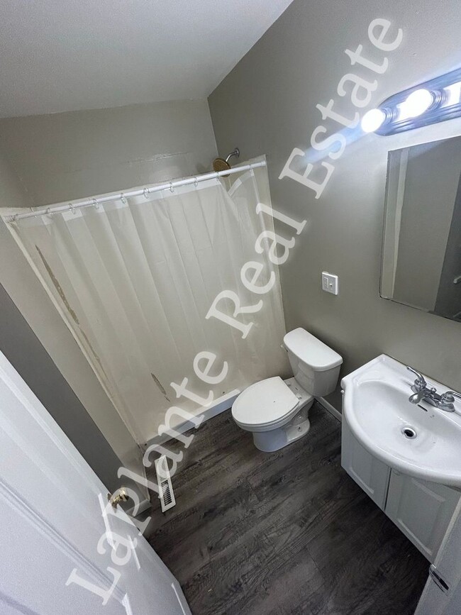 Building Photo - Three Bedroom Brick Ranch for Rent