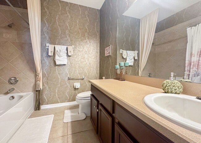 Building Photo - Furnished Rental in Golf Cart District!