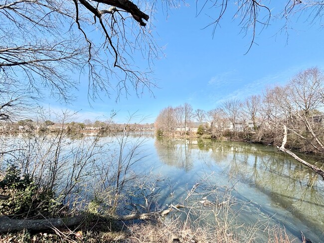 Building Photo - Cozy Townhome in Virginia Beach