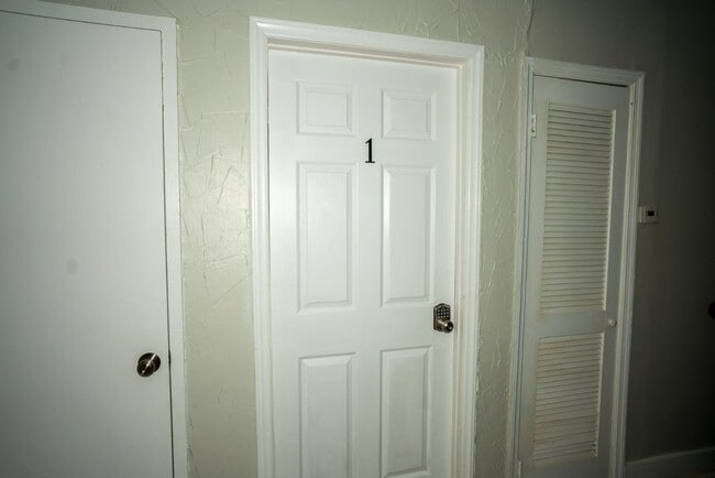 Building Photo - 130 Ella St