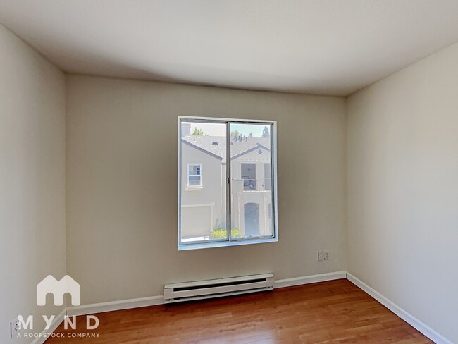 Building Photo - 690 Applause Pl