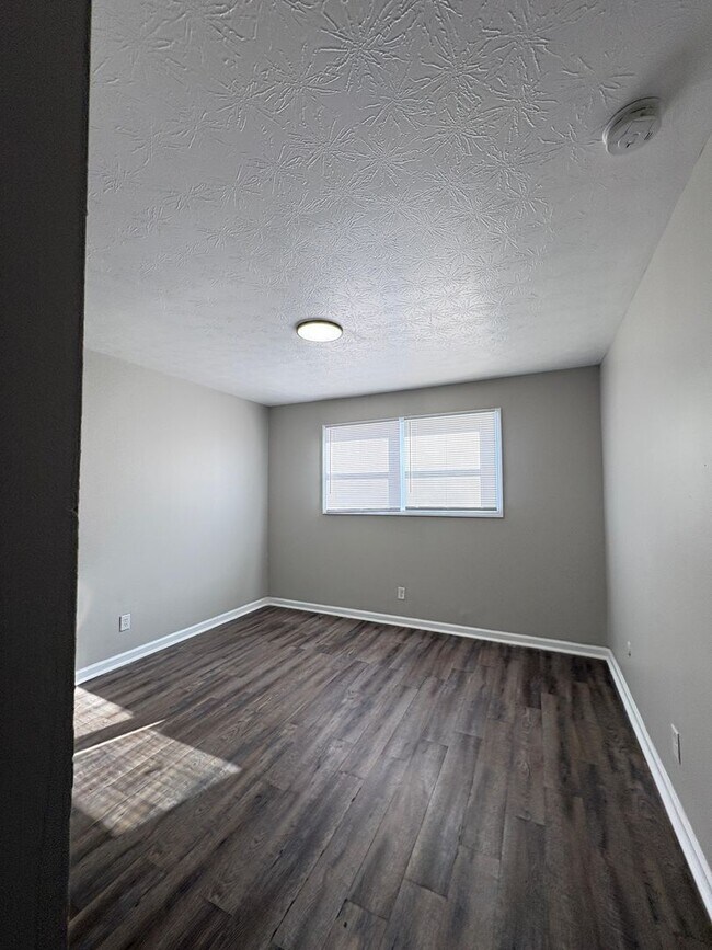 Building Photo - Welcome Home to Bellagio South Living: Where Comfort Meets Convenience