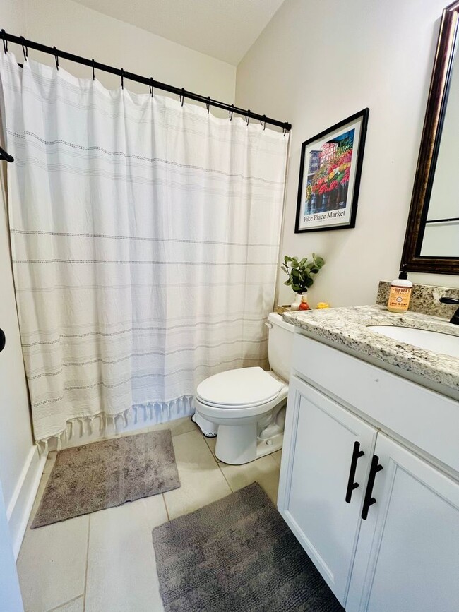 Building Photo - Georgous Large Open Floor Plan Home with Easy Commute to Nashville