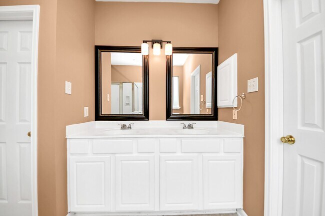 Building Photo - 13114 Oak Ledge Dr
