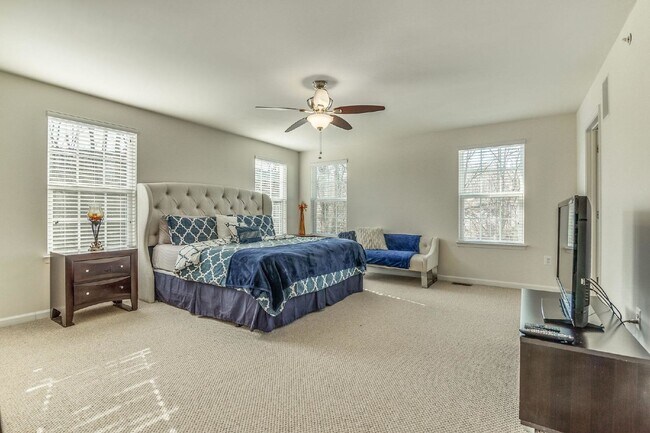 Building Photo - 3-bedroom, 2.5-bathroom condo with a great open-concept main level.