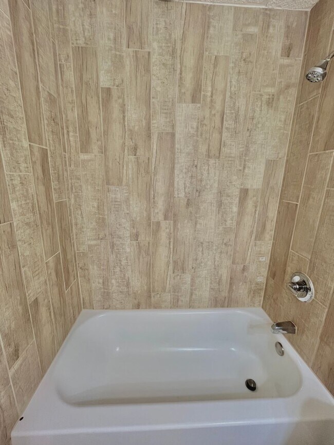 Building Photo - 1008 Acacia Cir