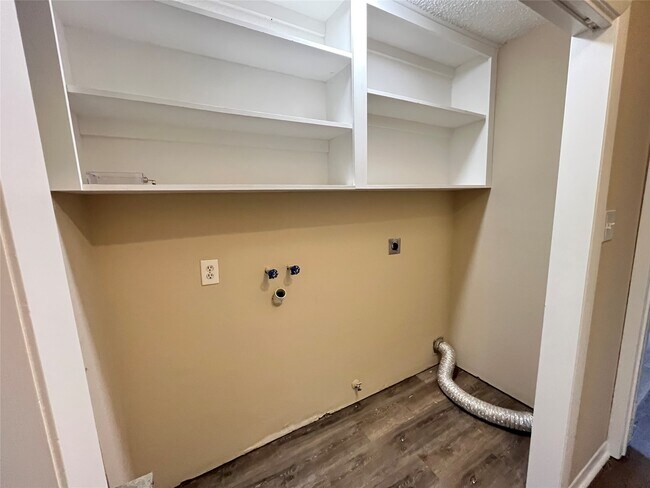 Building Photo - 6902 Feather Creek Dr