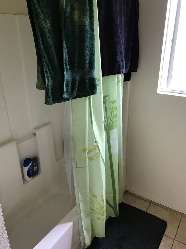 Building Photo - *DEPOSIT PENDING* 4 Bedroom 3 Bathroom House w/ Enclosed Yard!