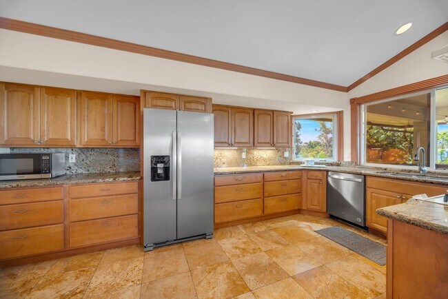 Building Photo - Launiupoko Long-Term Rental – Panoramic Views & Central A/C