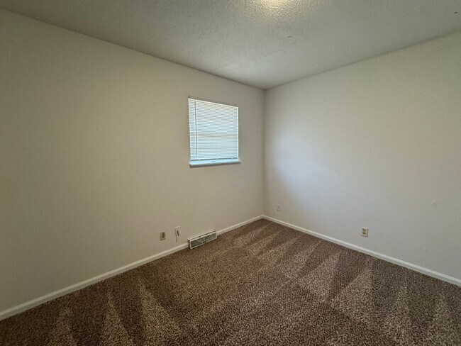 Building Photo - 560 NE Park Ln