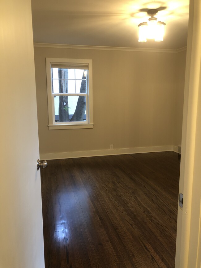 Building Photo - 615 Rice St E