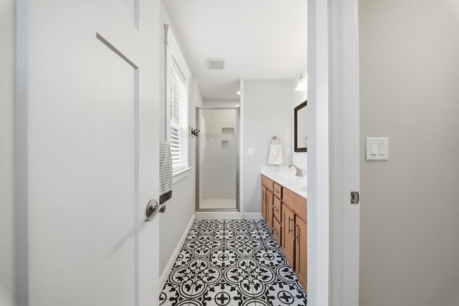 Building Photo - 9610 7th Bay St