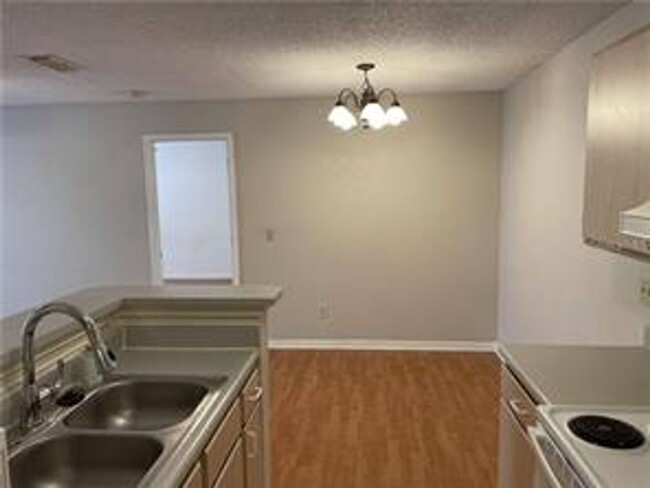 Building Photo - Bright and Spacious 2 BR / 2 BA Condo in C...