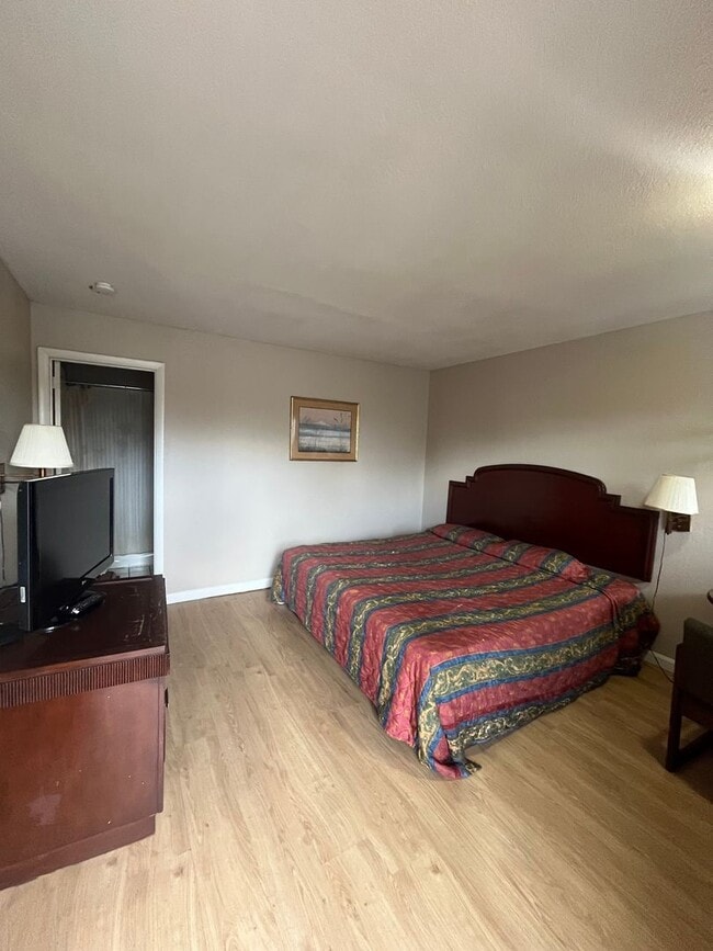 Building Photo - Cozy Studio Apartment/Motel Style in East Nashville....Furnished or Unfurnished. Occupancy limit ...