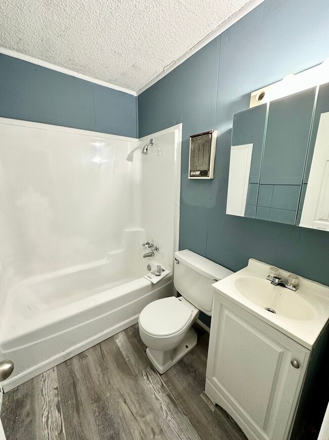 Building Photo - 123 Town Homes Dr