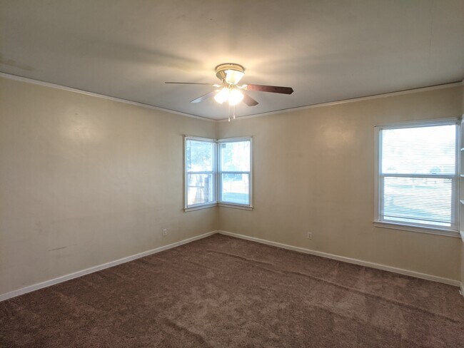 Building Photo - 1428 Axtell St