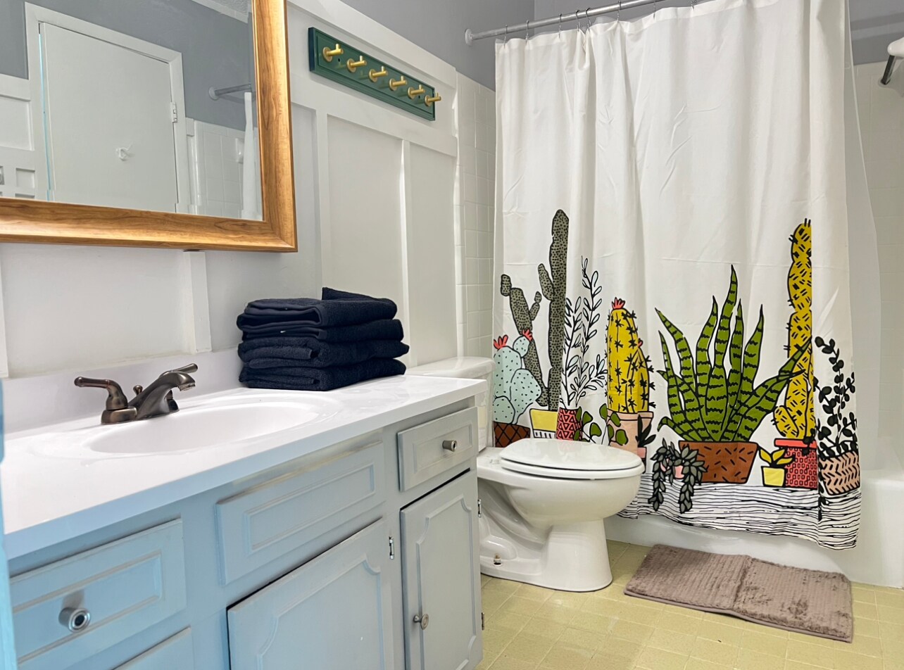 Upstairs bathroom - 3645 Belmont Rd