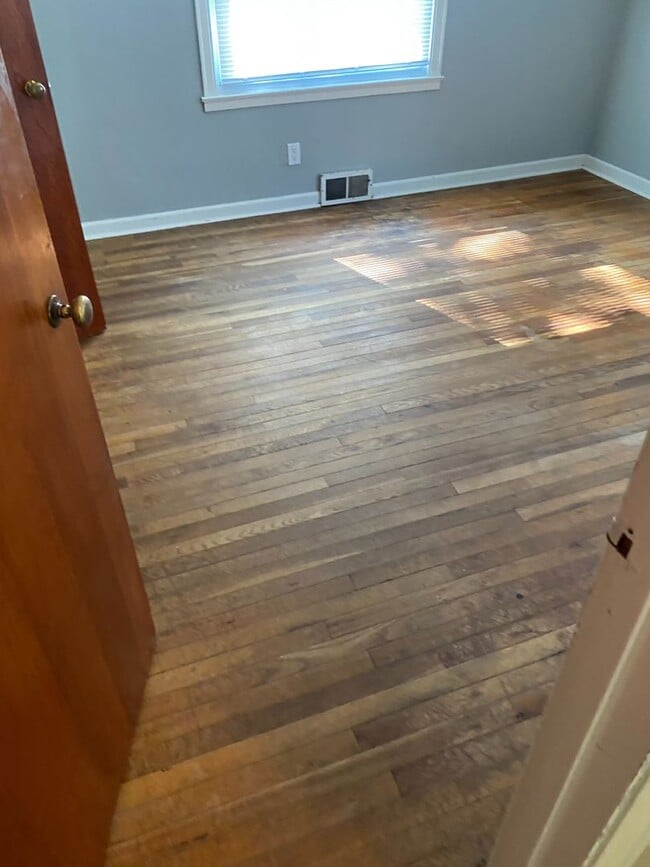Building Photo - **August 2026****- 3 bed 2 bath - Large ba...