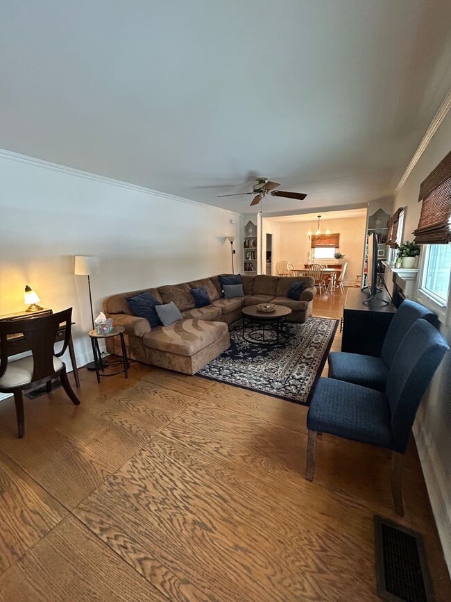 Building Photo - 4 Bed, 2 Bath House