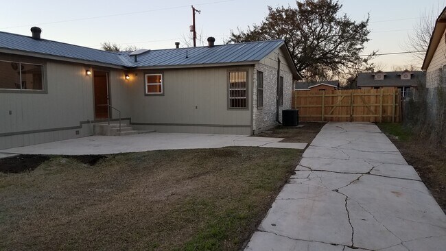 Building Photo - 422 Globe Ave