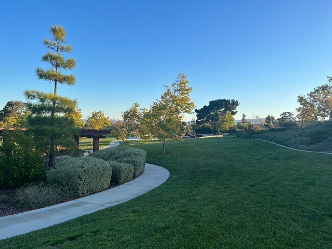 Building Photo - Beautiful Newer Rice Ranch Single Story Ho...