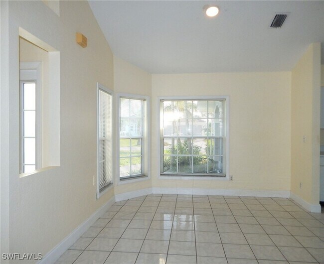 Building Photo - 424 SW 38th Pl