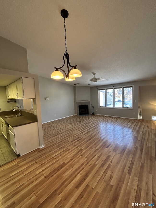 Building Photo - 90 Little Oak Ln