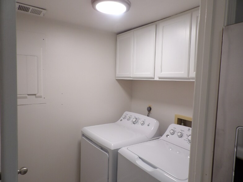 Building Photo - 413 Forest Ct