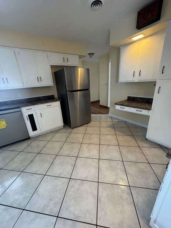 Building Photo - Large Ranch Style Home for Rent with Attached 2 car garage