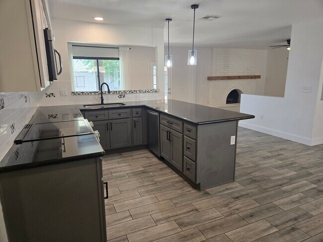 Building Photo - Coming Soon! ?Beautiful 4 bed, 2 bath Home, NO HOA! (Available 05/15/26)